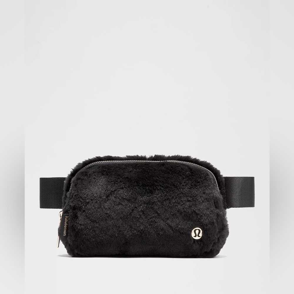 Lululemon Everywhere Belt Bag Plush Fleece Colour Black/Gold